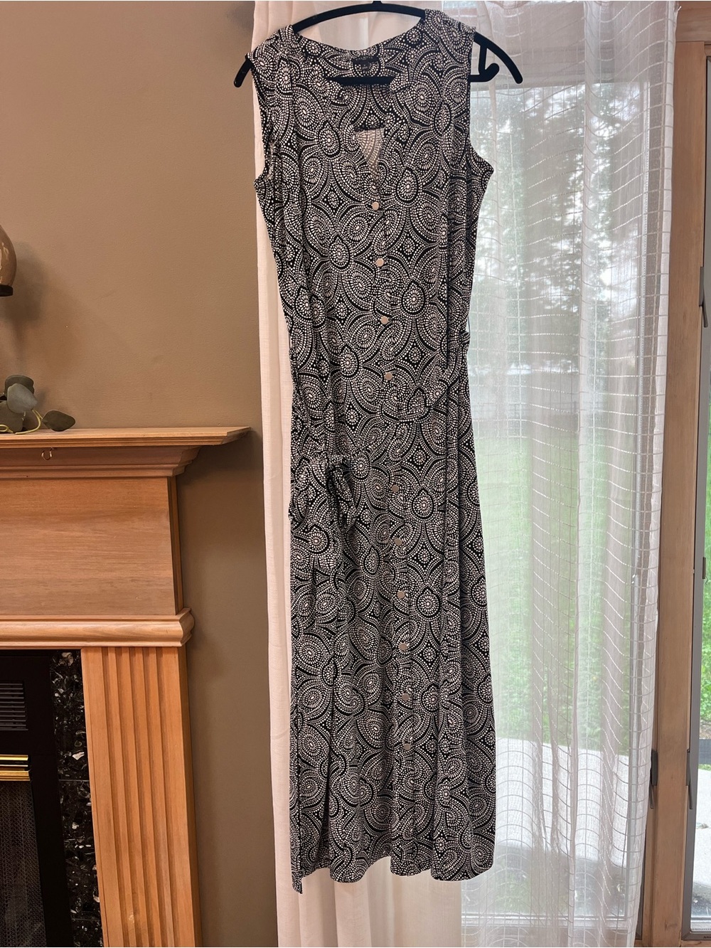 Sleeveless Black & White Paisley Maxi Dress - Classic Summer Style